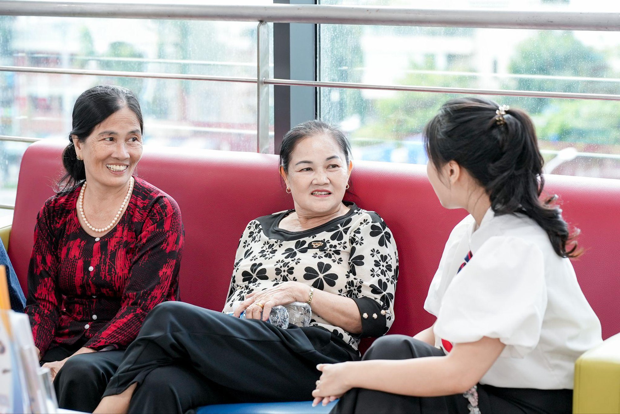Đông đảo thí sinh, phụ huynh đến UEF hoàn tất thủ tục nhập học - Ảnh 7.