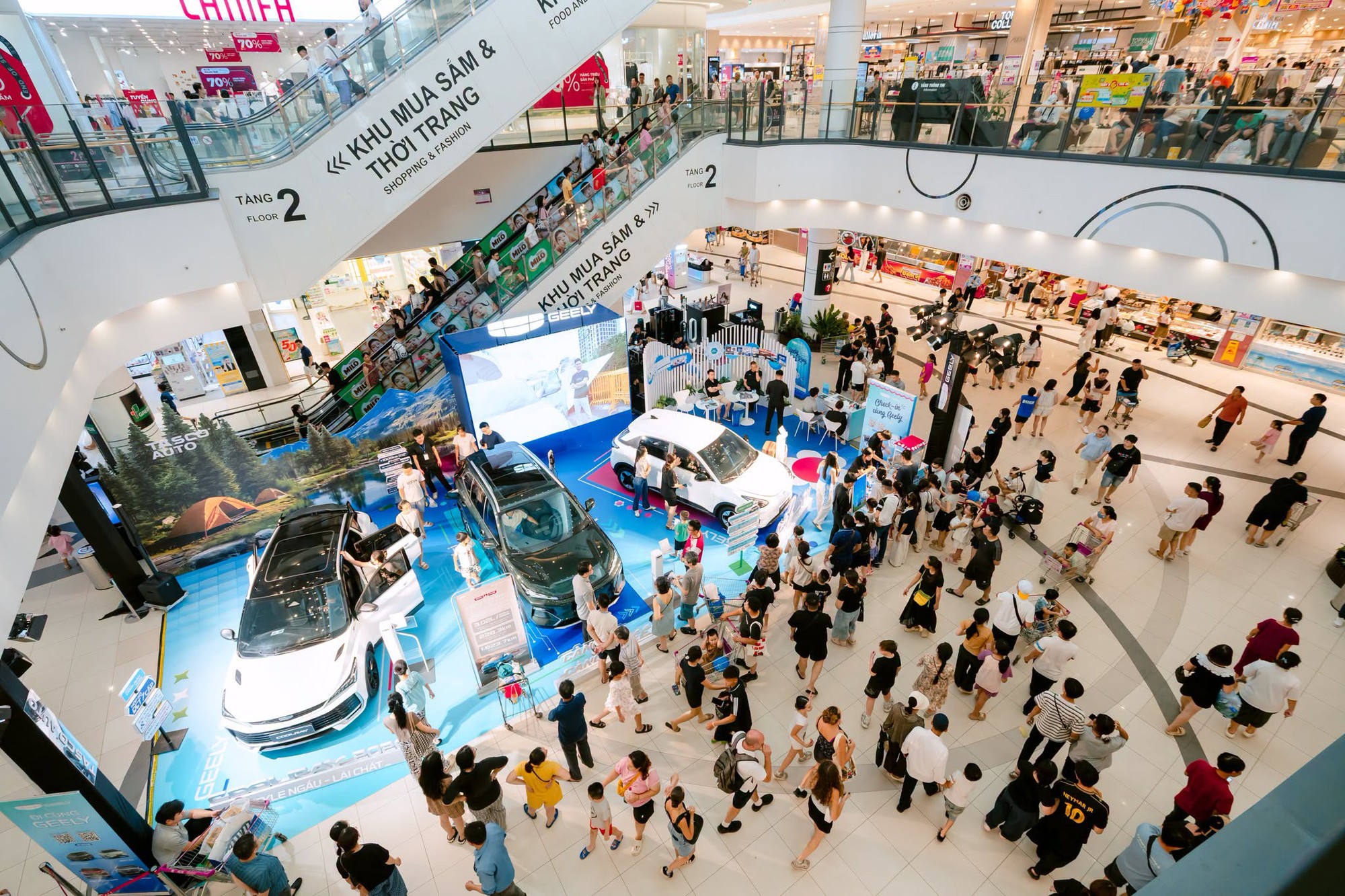 Đi c&ugrave;ng Geely b&ugrave;ng nổ quy m&ocirc; to&agrave;n quốc: H&agrave; Nội sẵn s&agrave;ng đ&oacute;n điểm chạm cảm x&uacute;c c&ugrave;ng đại sứ Chi Pu tại Aeon Mall H&agrave; Đ&ocirc;ng - Ảnh 2.