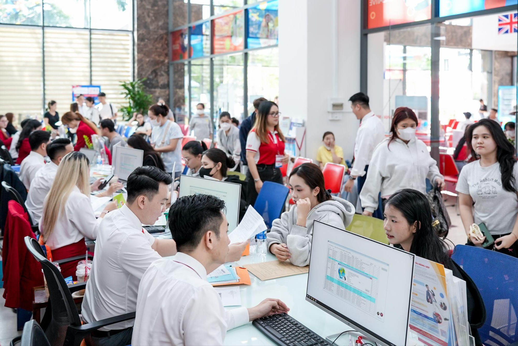 Đông đảo thí sinh, phụ huynh đến UEF hoàn tất thủ tục nhập học - Ảnh 1.