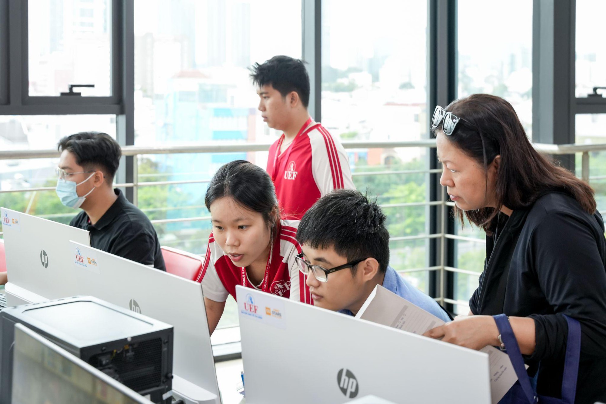 Đông đảo thí sinh, phụ huynh đến UEF hoàn tất thủ tục nhập học - Ảnh 2.