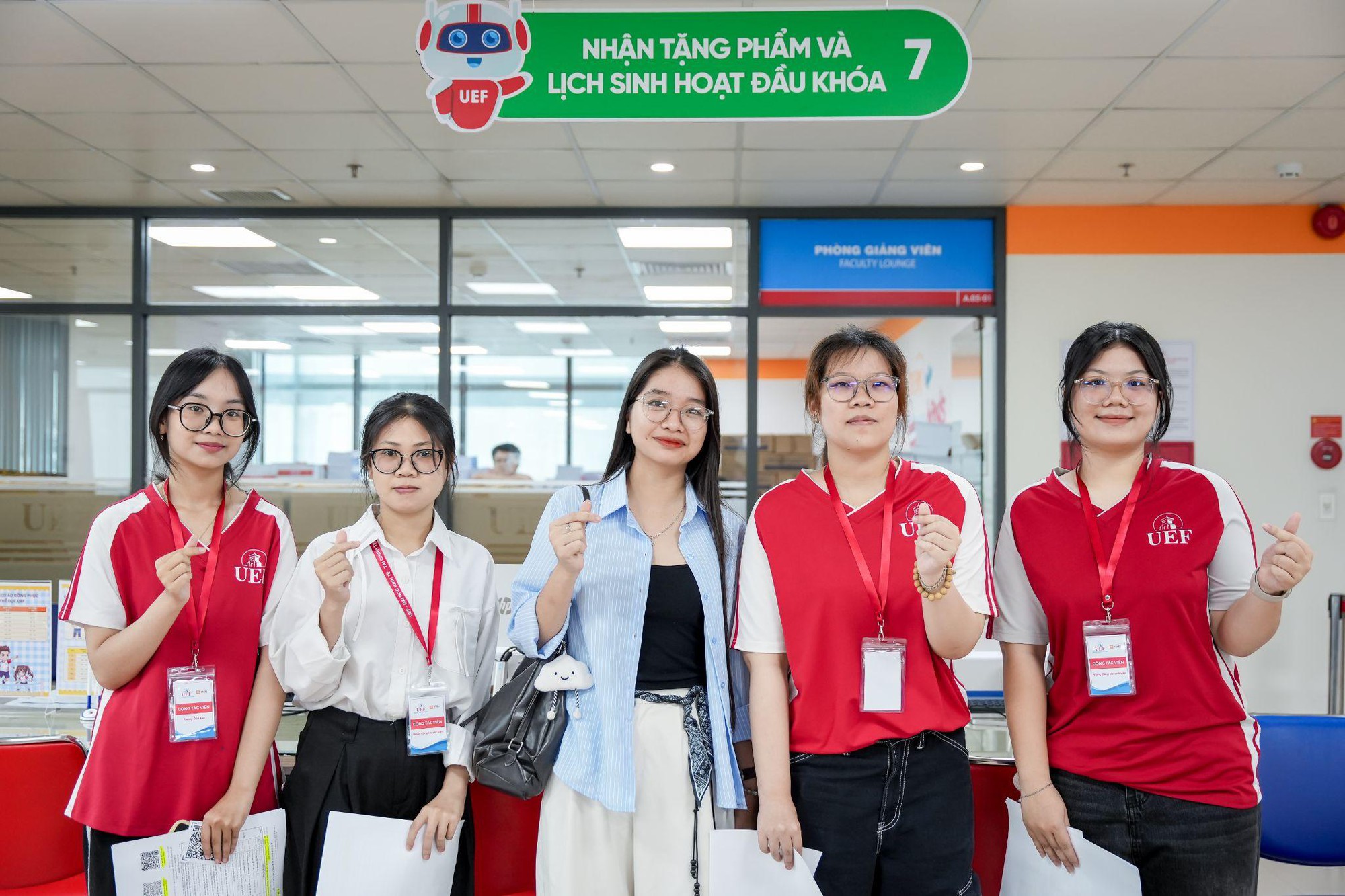 Đông đảo thí sinh, phụ huynh đến UEF hoàn tất thủ tục nhập học - Ảnh 4.