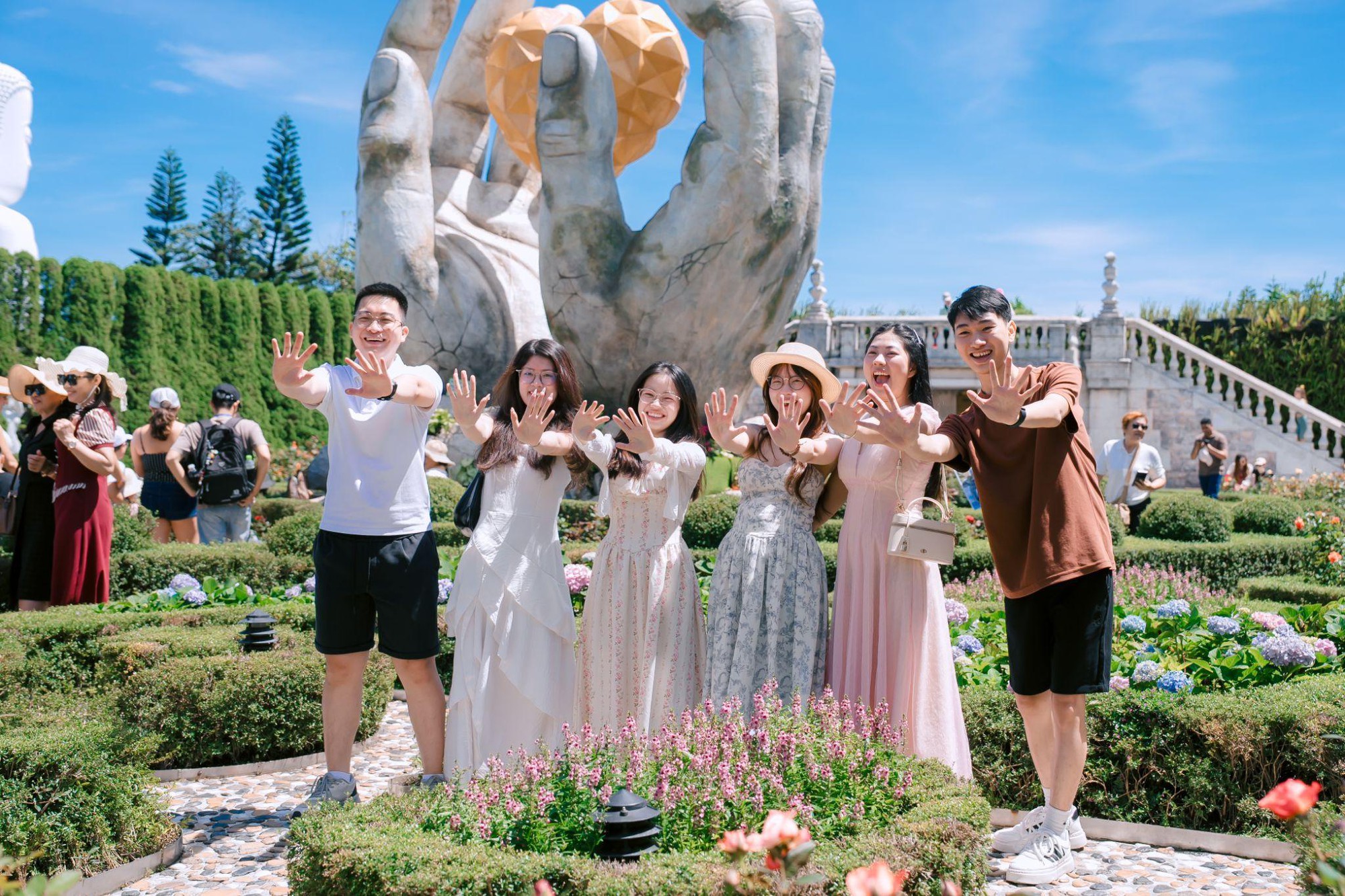 Chơi B&agrave; N&agrave; chưa bao giờ &ldquo;hời&rdquo; thế: Xe bus miễn ph&iacute;, v&eacute; quyền lực một chạm v&agrave; loạt trải nghiệm số h&oacute;a - Ảnh 4.