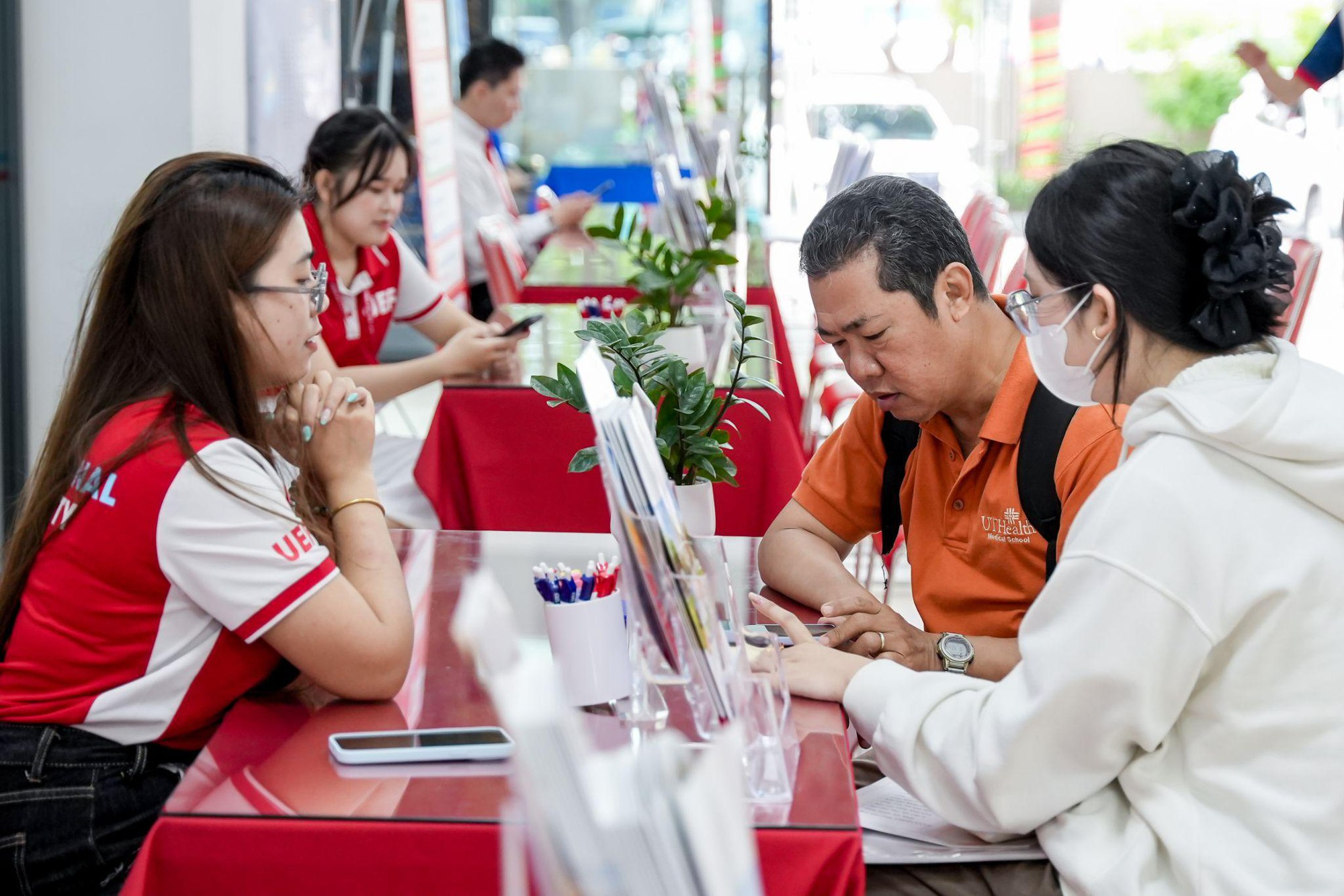 Đông đảo thí sinh, phụ huynh đến UEF hoàn tất thủ tục nhập học - Ảnh 6.