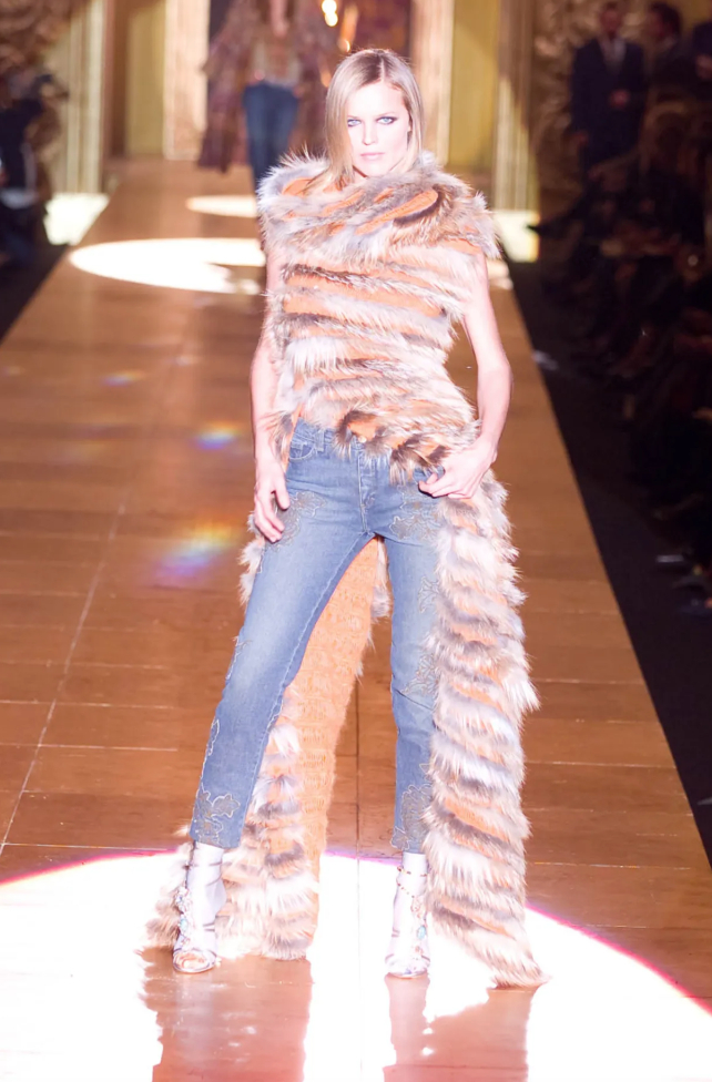 M&agrave;n &ldquo;xả giận&rdquo; chấn động của NTK m&aacute;u mặt : Một m&igrave;nh c&ocirc;ng k&iacute;ch Anna Wintour, Louis Vuitton v&agrave; cả hệ thống thời trang- Ảnh 12.