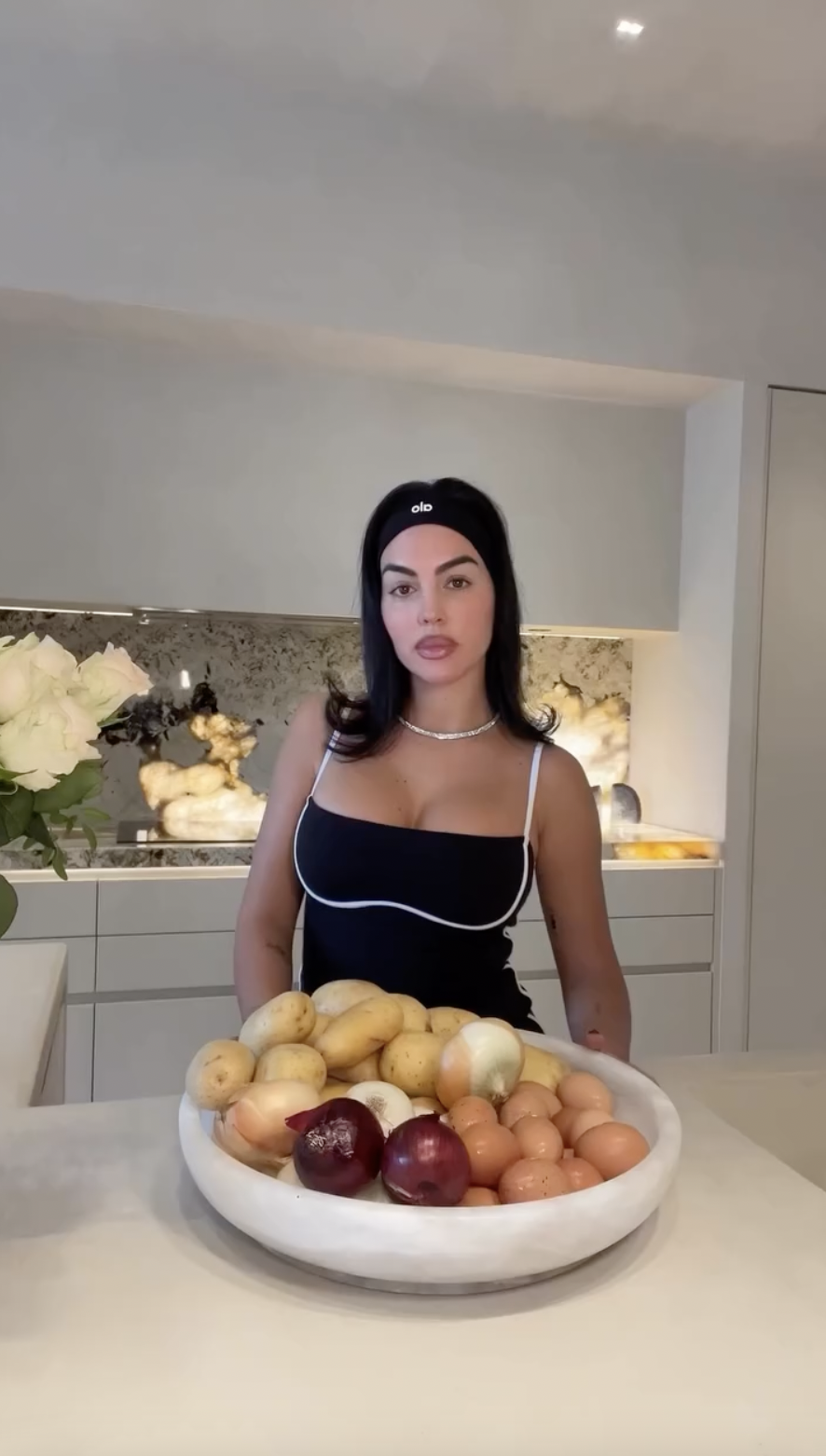 Khả năng nấu nướng của vợ Ronaldo - Ảnh 2.