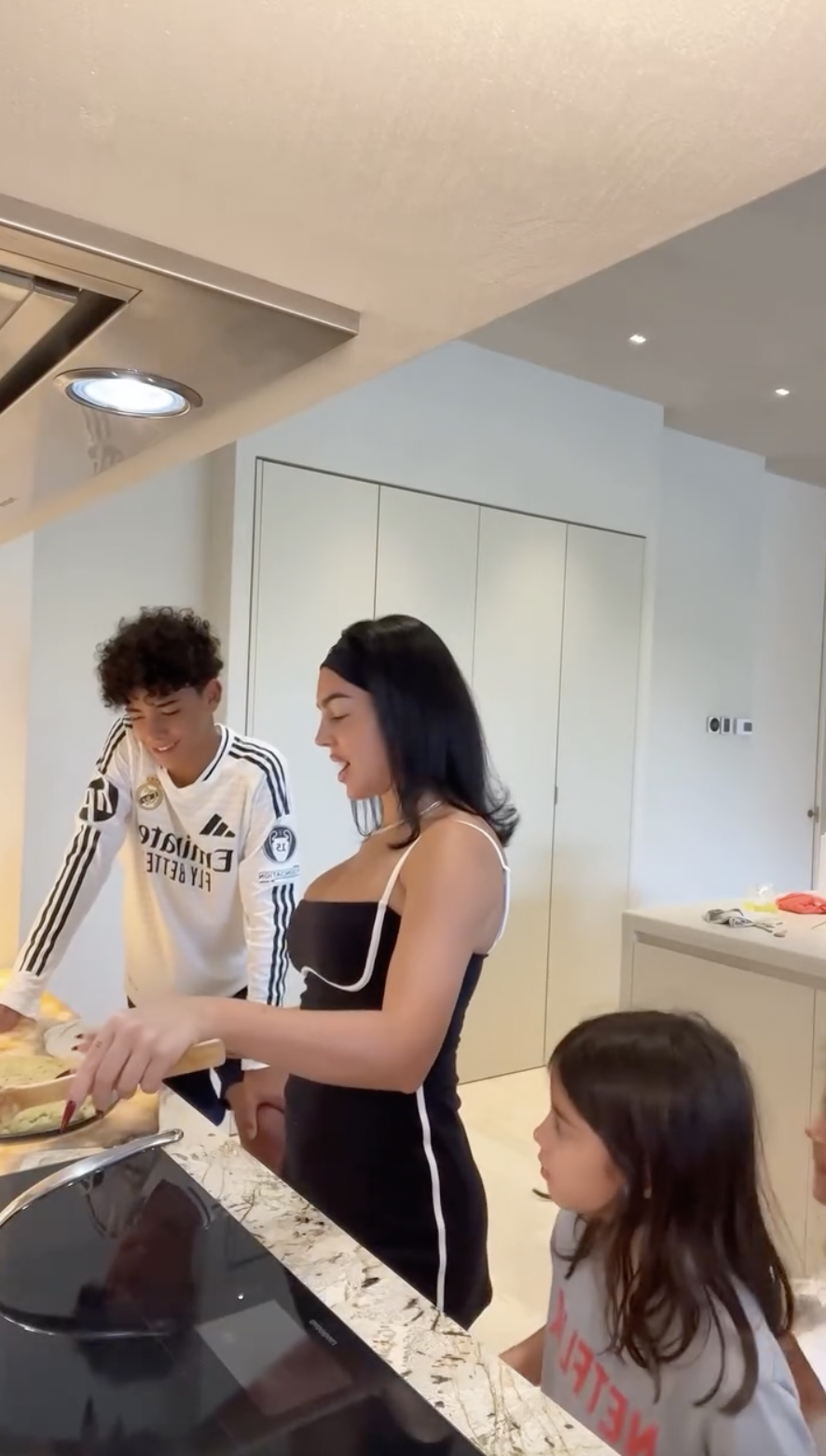 Khả năng nấu nướng của vợ Ronaldo - Ảnh 6.