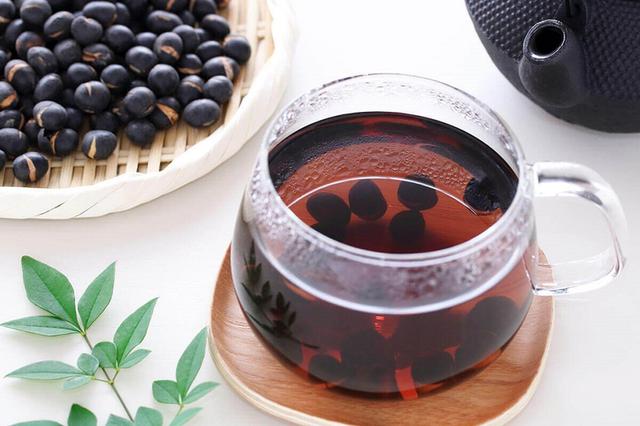 Chớm thu, đừng qu&ecirc;n ăn đậu đen: Loại hạt d&acirc;n d&atilde; được cho l&agrave; gi&uacute;p t&oacute;c đen, giảm đau lưng v&agrave; hạn chế đổ mồ h&ocirc;i ban đ&ecirc;m- Ảnh 2.