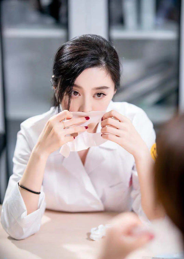 Phú bà livestream bán mặt nạ kiếm trăm tỷ, quá khứ bị phốt "làm màu" trong phòng thí nghiệm- Ảnh 1.