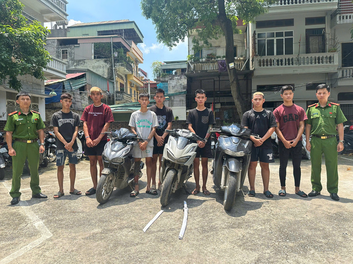 Khởi tố 7 thanh ni&ecirc;n cầm kiếm ra đường ch&eacute;m người v&ocirc; cớ ở H&agrave; Nội- Ảnh 1.