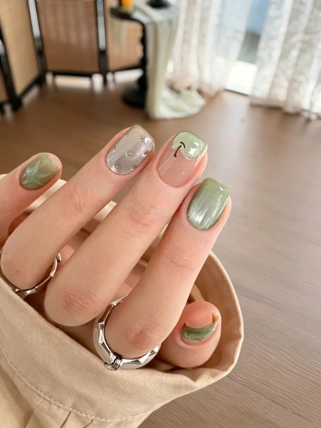 Xu hướng nail m&ugrave;a thu 2026: Chỉ cần một ch&uacute;t m&agrave;u xanh, đ&ocirc;i tay đ&atilde; tr&ocirc;ng sang v&agrave; &ldquo;old money&rdquo; hơn hẳn- Ảnh 8.