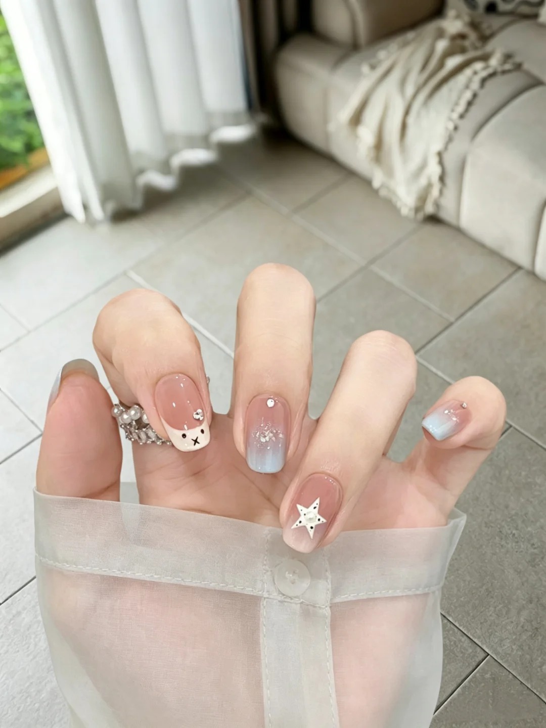 Xu hướng nail mùa thu 2026: Chỉ cần một chút màu xanh, đôi tay đã trông sang và “old money” hơn hẳn- Ảnh 13.