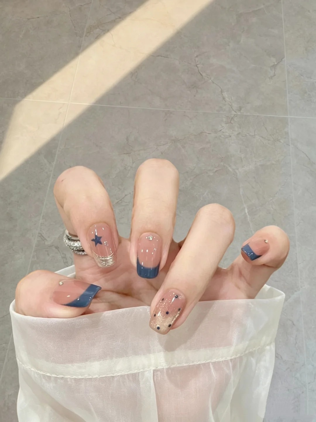 Xu hướng nail mùa thu 2026: Chỉ cần một chút màu xanh, đôi tay đã trông sang và “old money” hơn hẳn- Ảnh 11.
