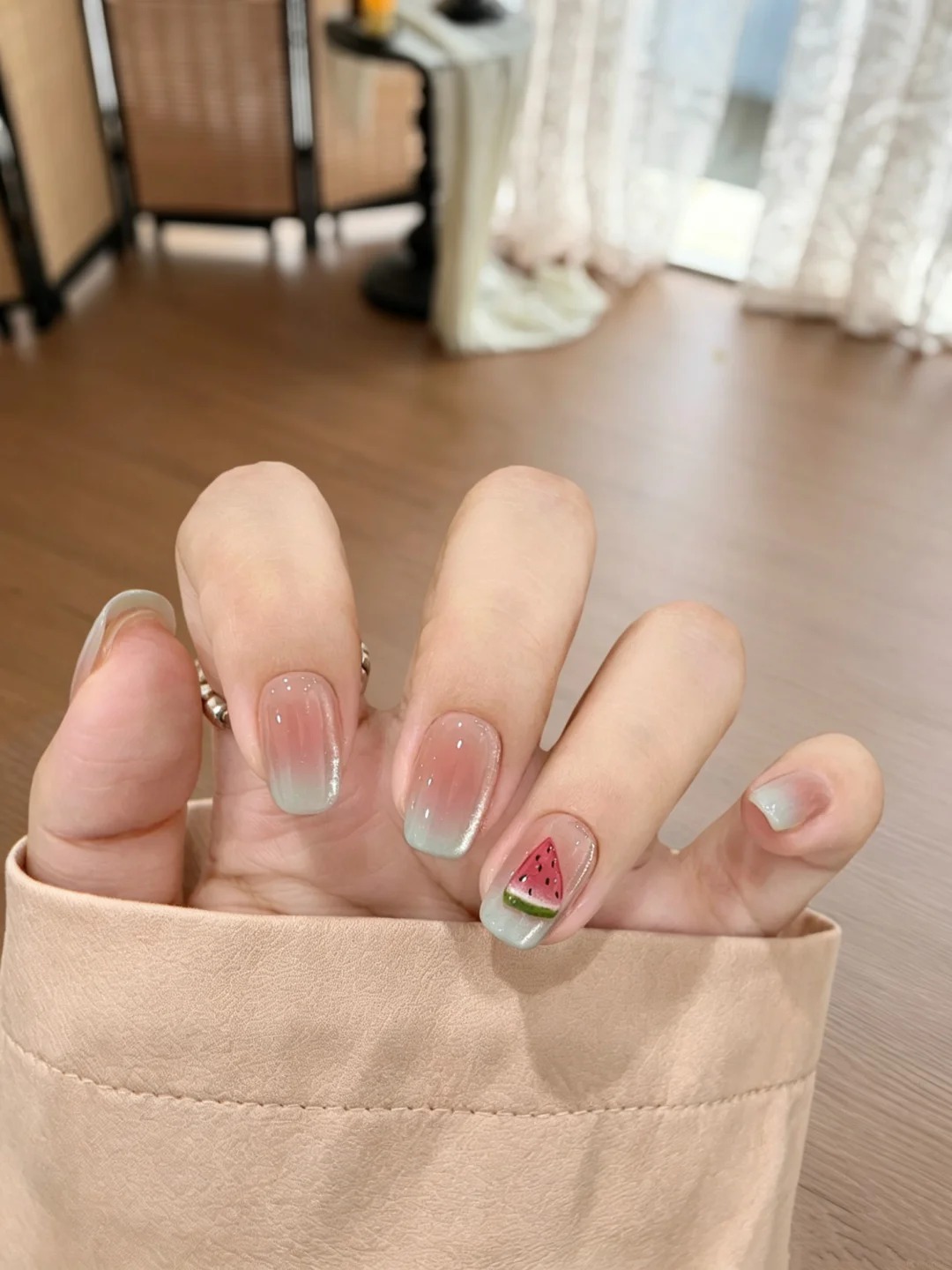 Xu hướng nail m&ugrave;a thu 2026: Chỉ cần một ch&uacute;t m&agrave;u xanh, đ&ocirc;i tay đ&atilde; tr&ocirc;ng sang v&agrave; &ldquo;old money&rdquo; hơn hẳn- Ảnh 9.