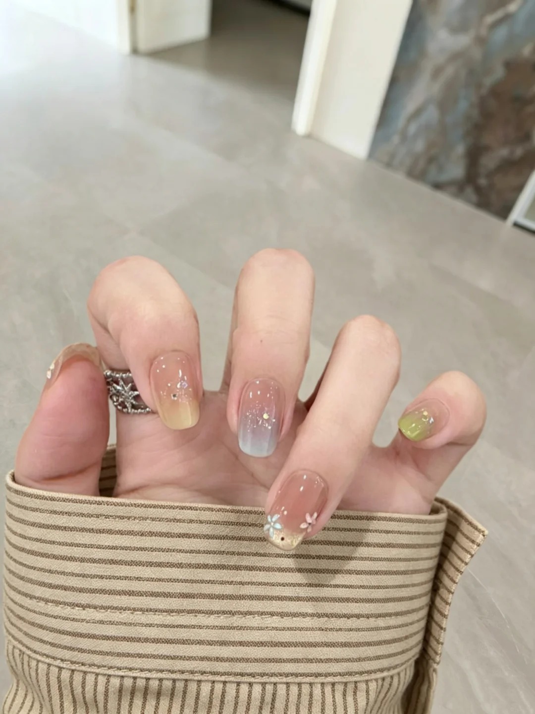 Xu hướng nail m&ugrave;a thu 2026: Chỉ cần một ch&uacute;t m&agrave;u xanh, đ&ocirc;i tay đ&atilde; tr&ocirc;ng sang v&agrave; &ldquo;old money&rdquo; hơn hẳn- Ảnh 6.