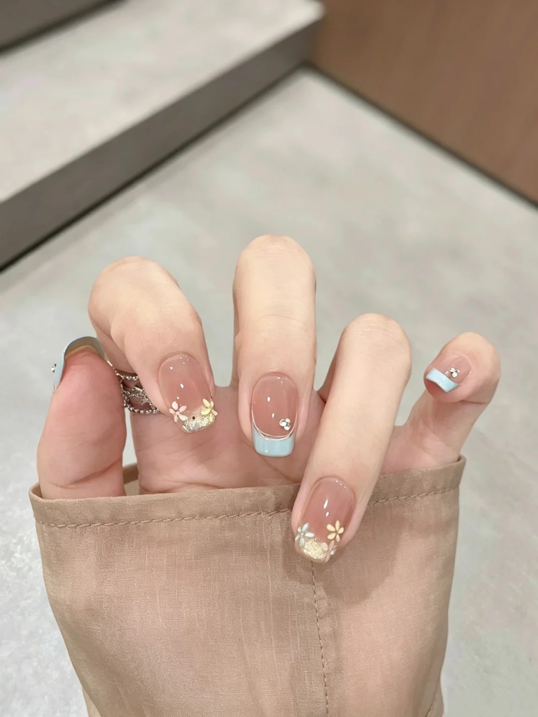 Xu hướng nail m&ugrave;a thu 2026: Chỉ cần một ch&uacute;t m&agrave;u xanh, đ&ocirc;i tay đ&atilde; tr&ocirc;ng sang v&agrave; &ldquo;old money&rdquo; hơn hẳn- Ảnh 4.