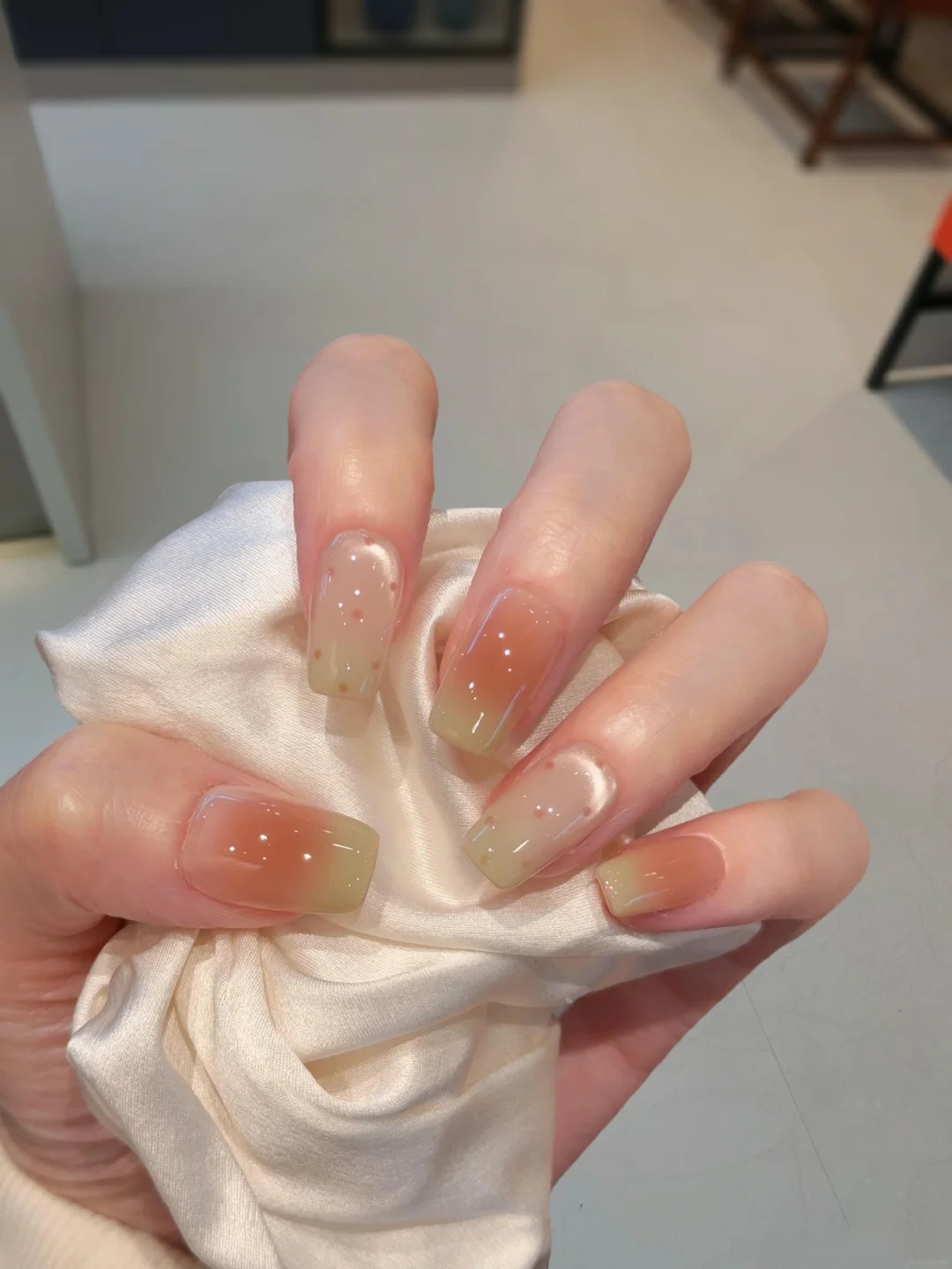 Xu hướng nail m&ugrave;a thu 2026: Chỉ cần một ch&uacute;t m&agrave;u xanh, đ&ocirc;i tay đ&atilde; tr&ocirc;ng sang v&agrave; &ldquo;old money&rdquo; hơn hẳn- Ảnh 12.