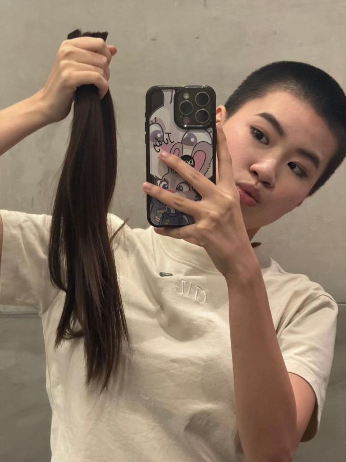 Ca sĩ Việt vừa được đề cử đẹp nhất thế giới: 17 tuổi g&acirc;y b&atilde;o to&agrave;n cầu, cạo trọc đầu m&agrave; vẫn xinh - Ảnh 4.