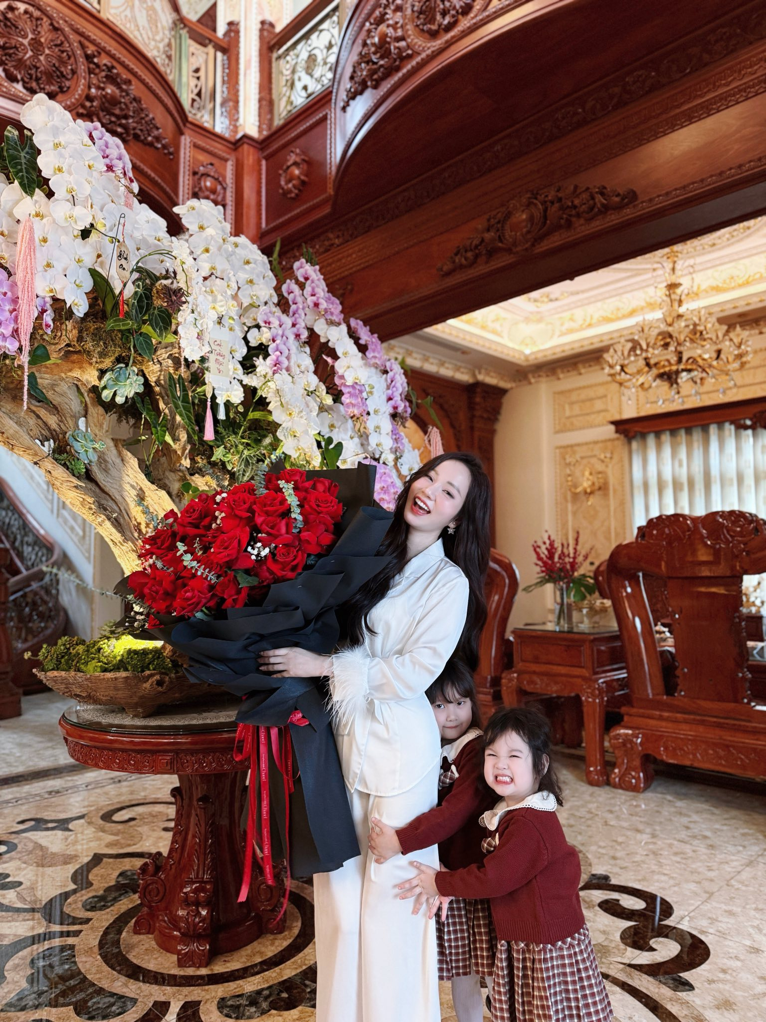 &ldquo;Ph&uacute; b&agrave;&rdquo; 34 tuổi sống cuộc đời như mở kh&oacute;a g&oacute;i VIP: Dinh thự triệu đ&ocirc;, đến ph&ograve;ng tắm cũng phải c&oacute; điều h&ograve;a- Ảnh 4.