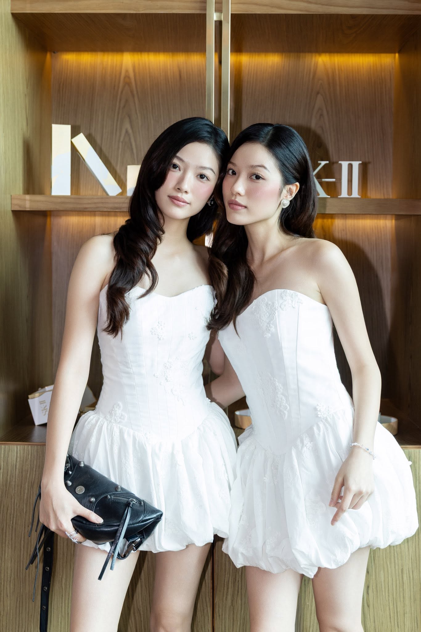 Cặp chị em sinh đ&ocirc;i sở hữu visual "xinh đ&ocirc;i", 1 người đang hẹn h&ograve; Song Lu&acirc;n- Ảnh 1.