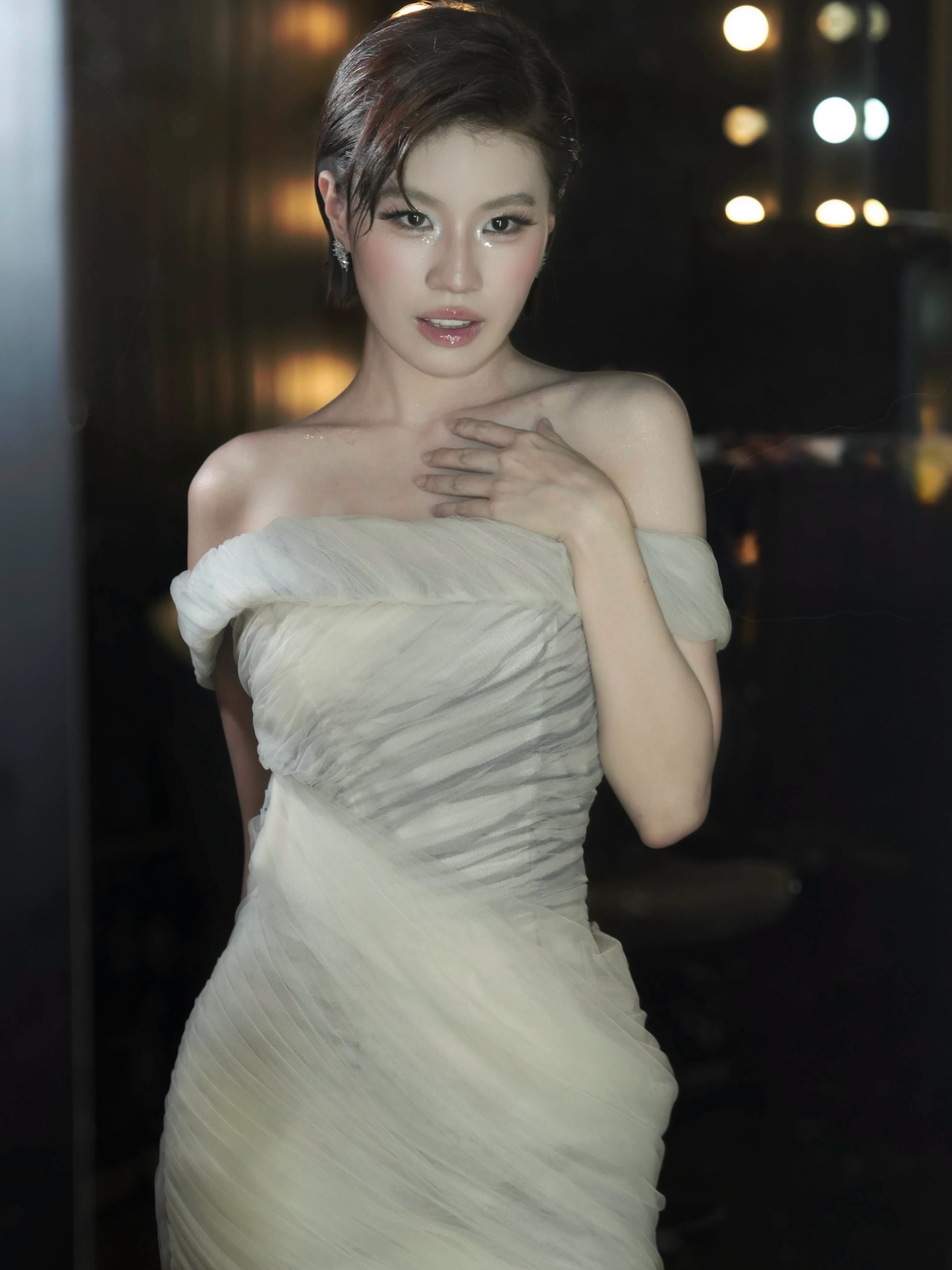 Ca sĩ Việt vừa được đề cử đẹp nhất thế giới: 17 tuổi g&acirc;y b&atilde;o to&agrave;n cầu, cạo trọc đầu m&agrave; vẫn xinh - Ảnh 6.