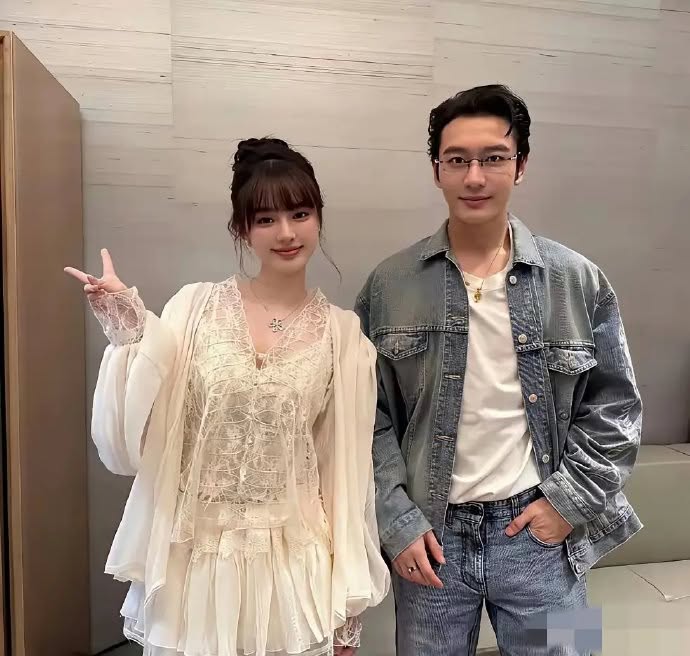 Bạn g&aacute;i mới k&eacute;m 22 tuổi của Huỳnh Hiểu Minh kh&aacute;c xa AngelaBaby- Ảnh 4.