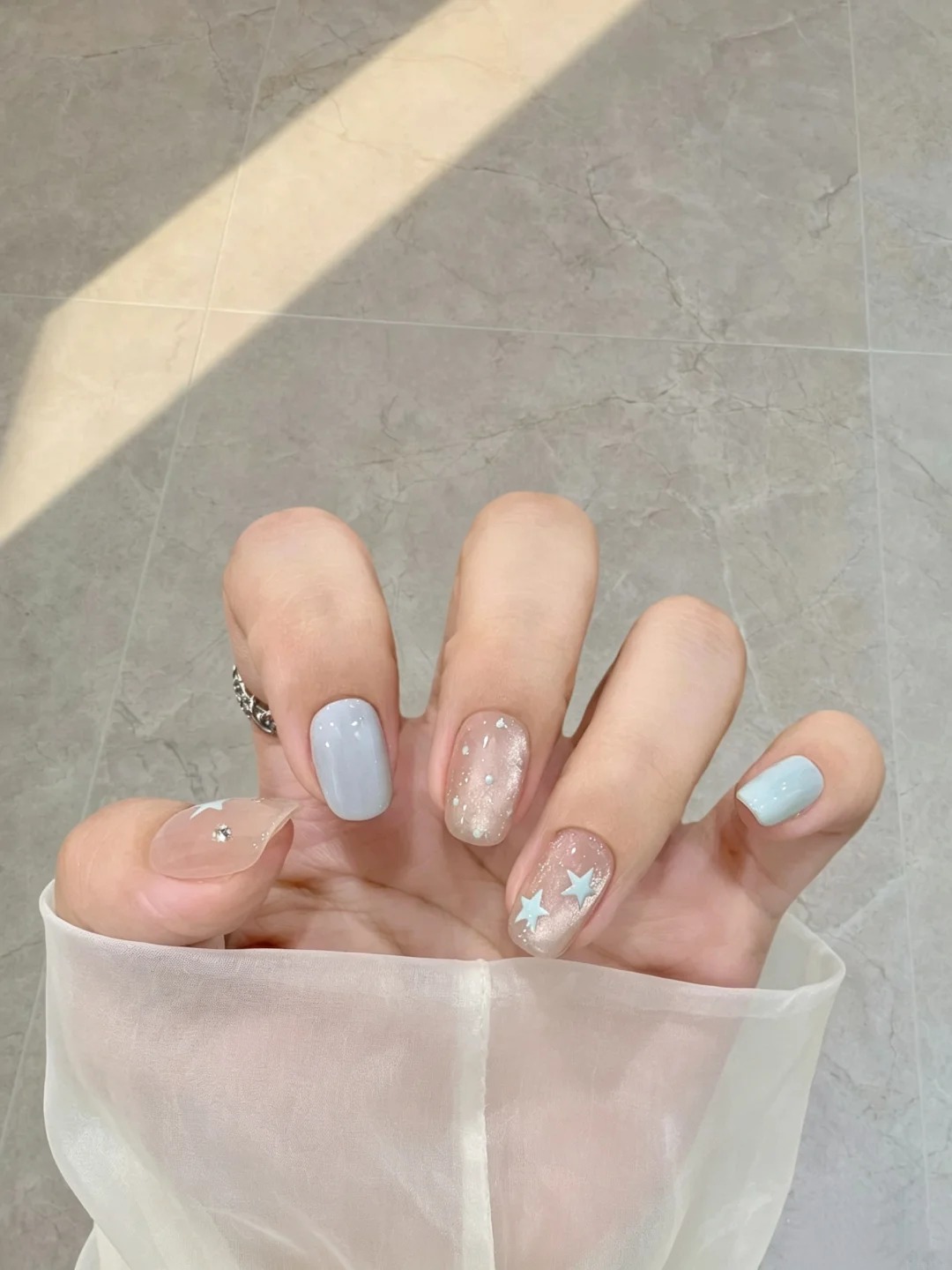 Xu hướng nail m&ugrave;a thu 2026: Chỉ cần một ch&uacute;t m&agrave;u xanh, đ&ocirc;i tay đ&atilde; tr&ocirc;ng sang v&agrave; &ldquo;old money&rdquo; hơn hẳn- Ảnh 3.