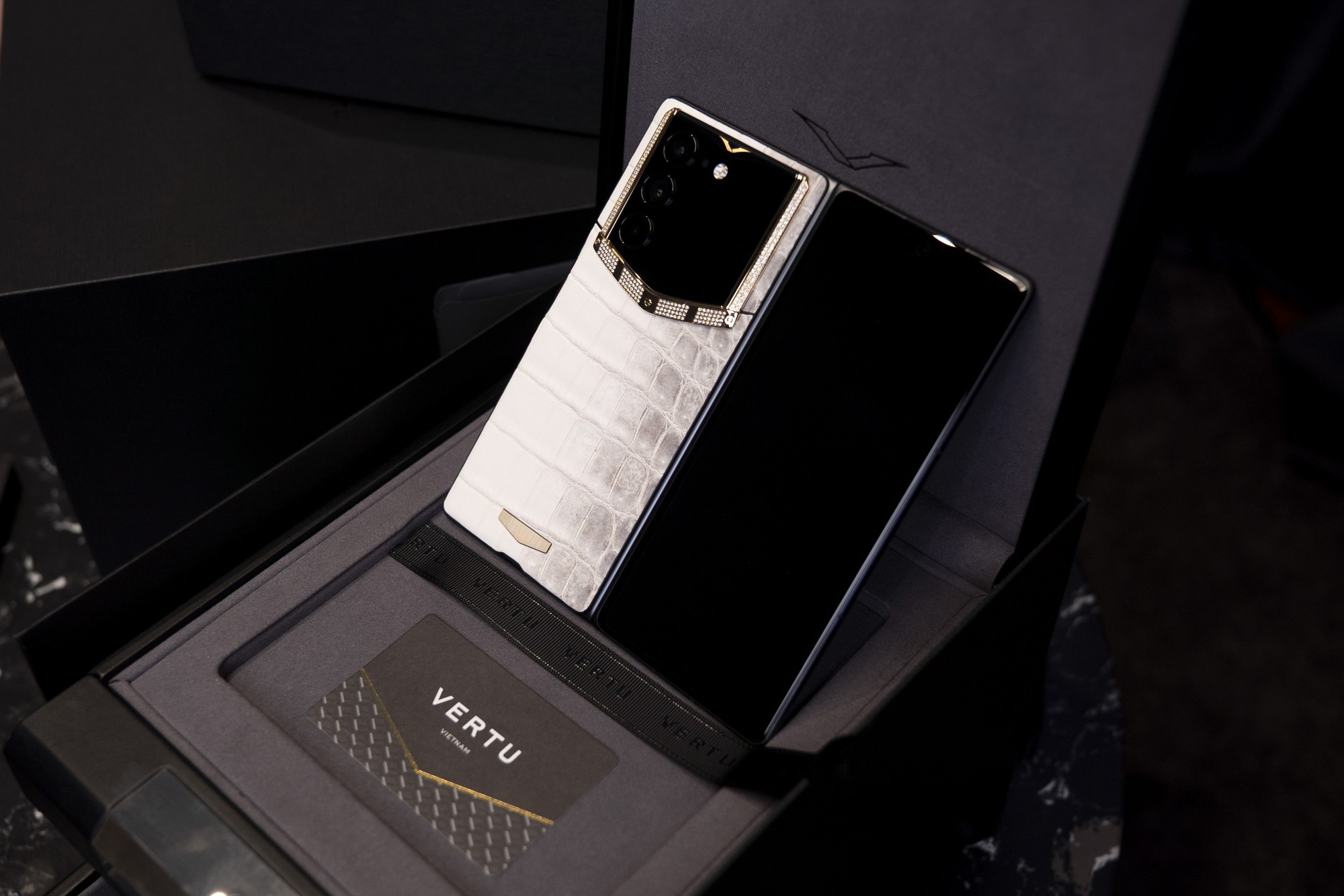 Điện thoại gập của Vertu mở b&aacute;n tại Việt Nam: Bản "xa xỉ" nhất đổi được 16 chiếc Samsung Galaxy Z Fold8 1TB - Ảnh 6.