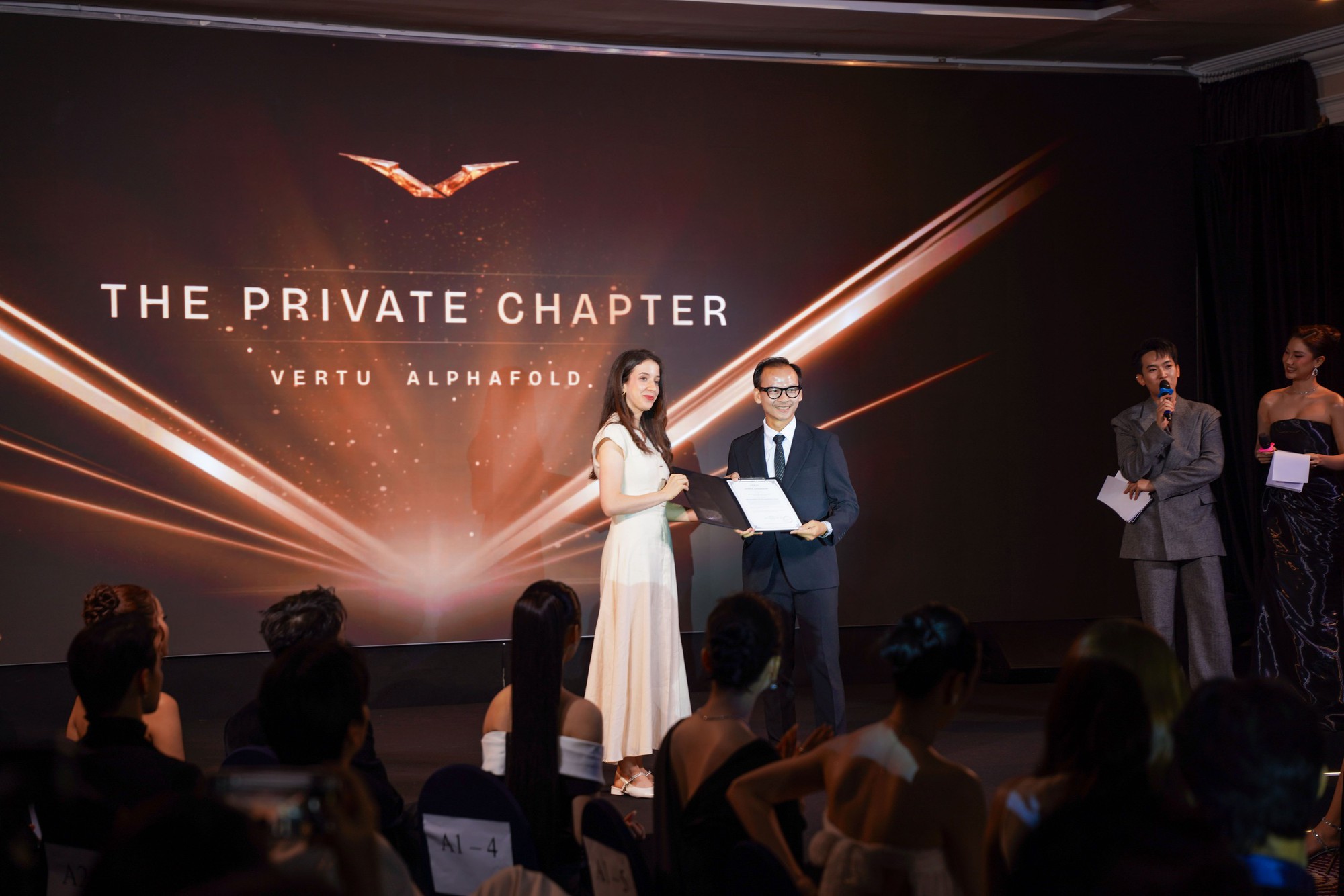 Điện thoại gập của Vertu mở b&aacute;n tại Việt Nam: Bản "xa xỉ" nhất đổi được 16 chiếc Samsung Galaxy Z Fold8 1TB - Ảnh 4.