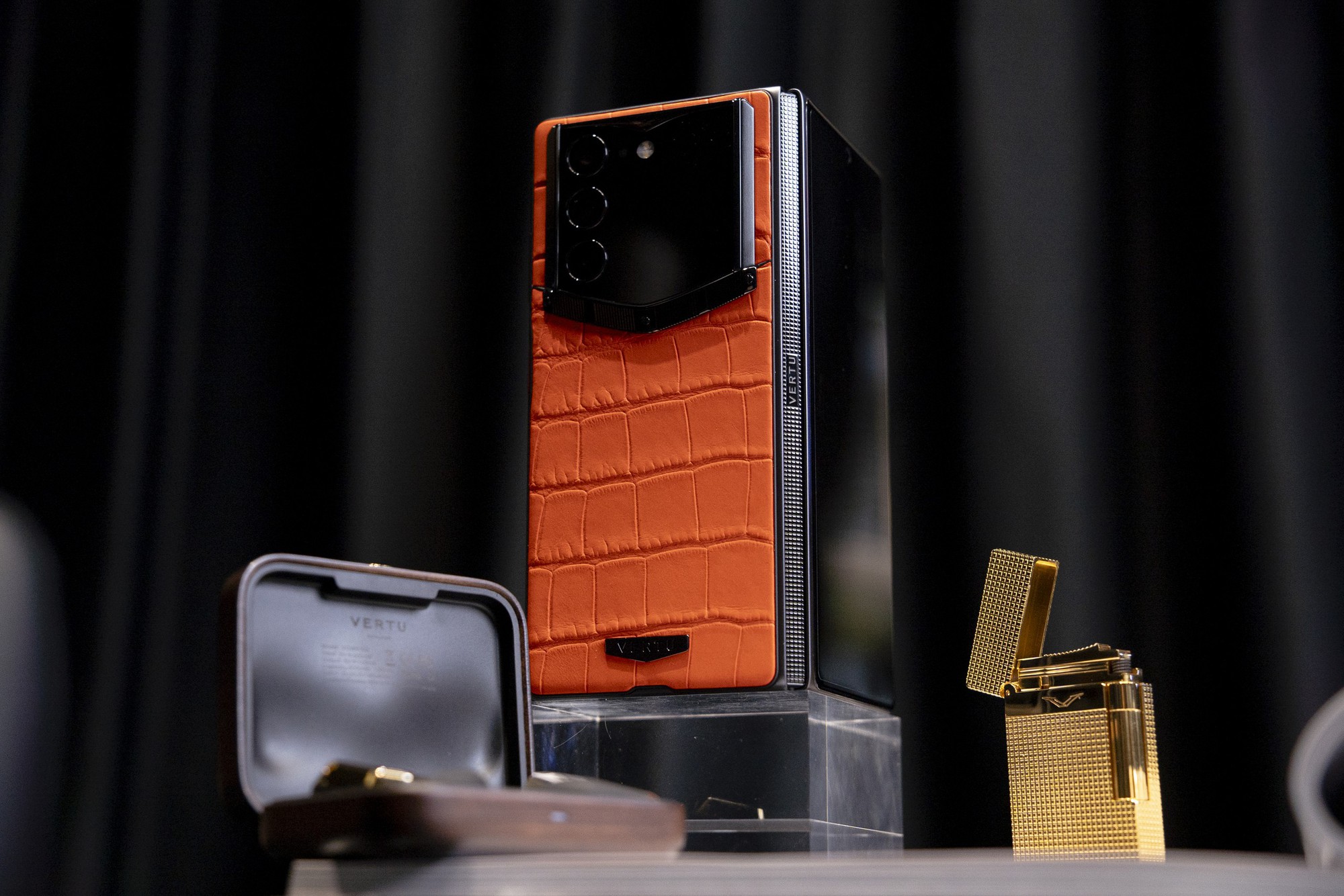 Điện thoại gập của Vertu mở b&aacute;n tại Việt Nam: Bản "xa xỉ" nhất đổi được 16 chiếc Samsung Galaxy Z Fold8 1TB - Ảnh 2.