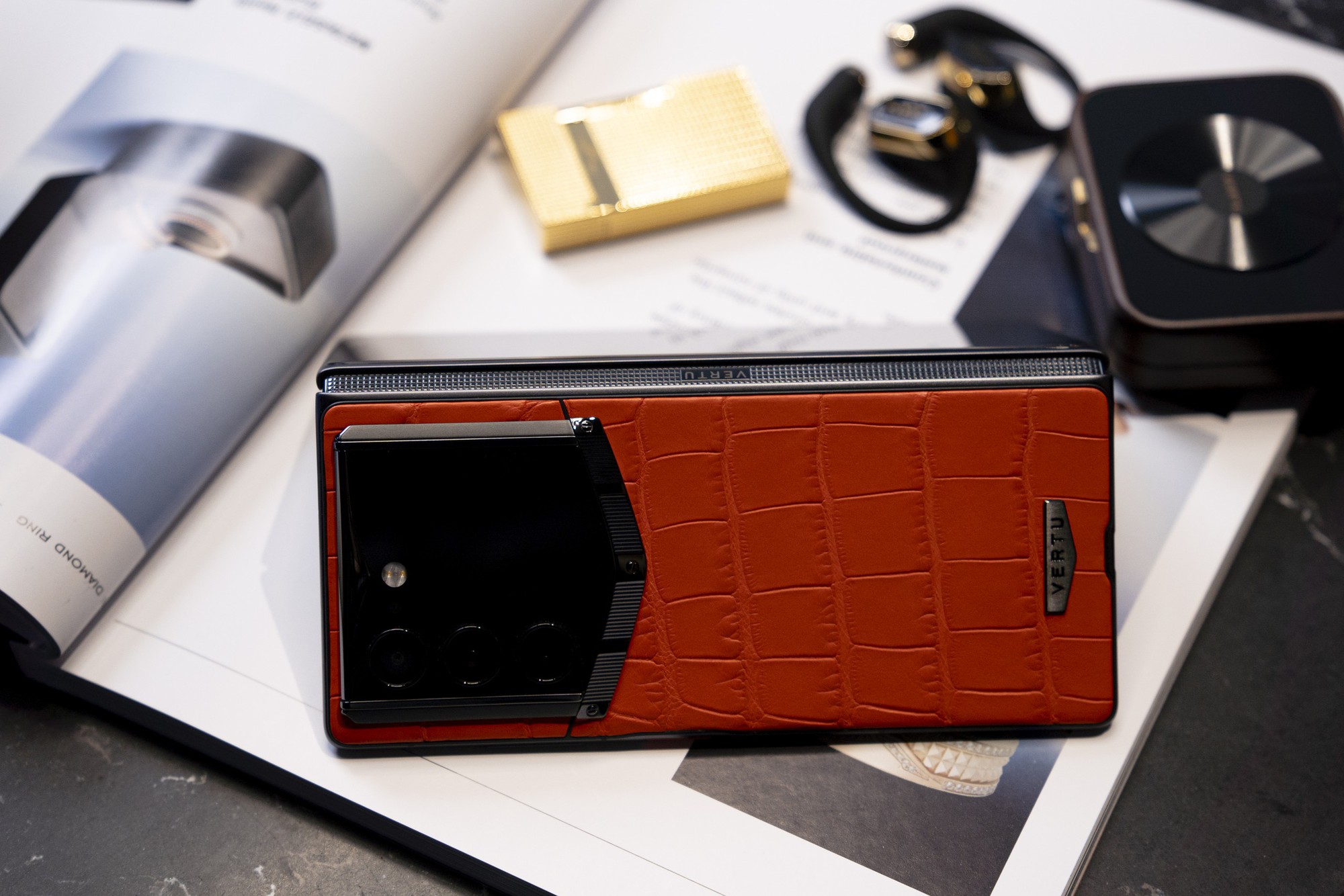 Điện thoại gập của Vertu mở b&aacute;n tại Việt Nam: Bản "xa xỉ" nhất đổi được 16 chiếc Samsung Galaxy Z Fold8 1TB - Ảnh 3.
