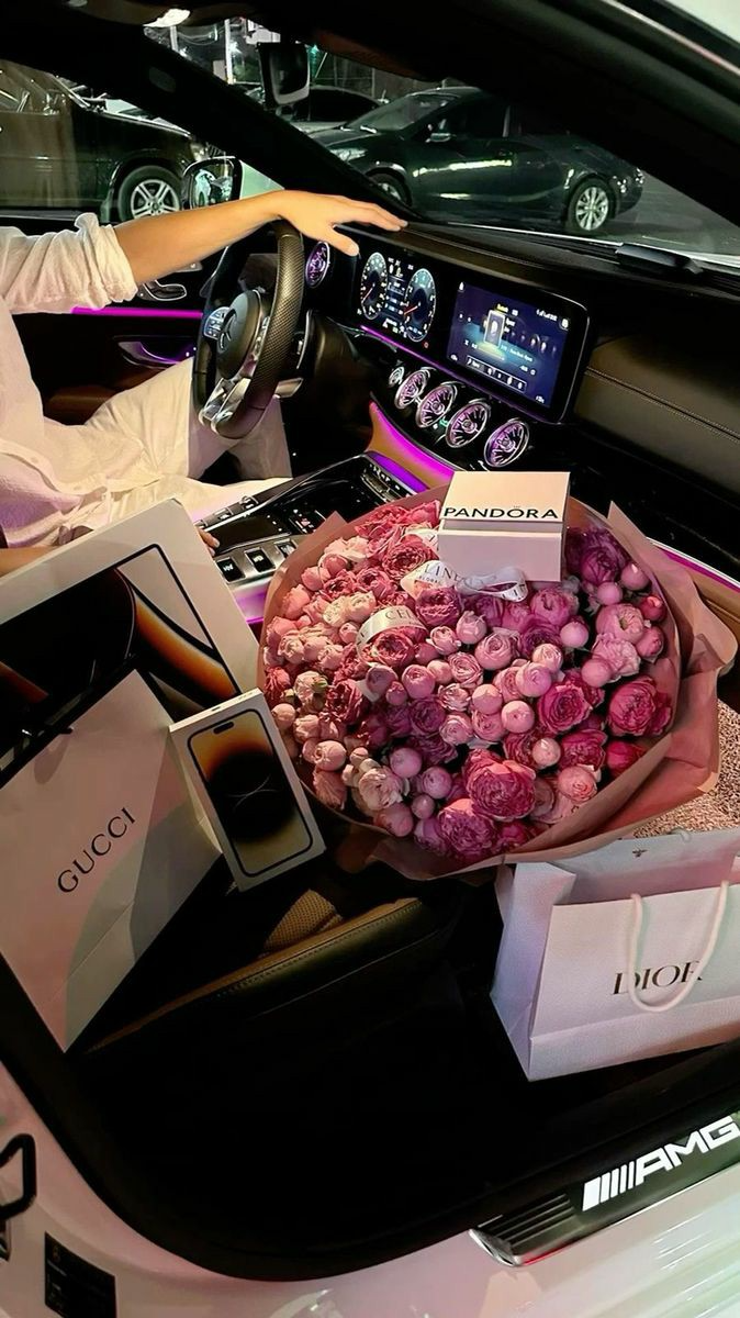 Love bombing - Dội bom tình yêu: Khi sự ngọt ngào quá mức trở thành dấu hiệu cảnh báo- Ảnh 1.