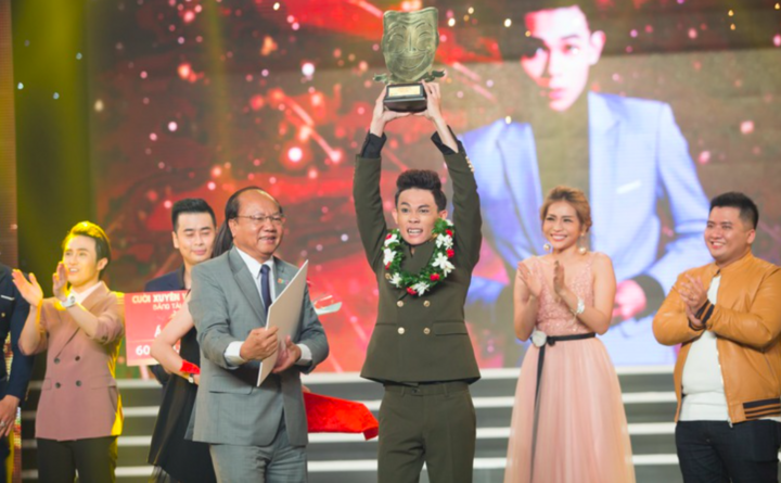 Hai qu&aacute;n qu&acirc;n Cười Xuy&ecirc;n Việt sau 9 năm: Người l&agrave;m x&iacute; nghiệp, người đắt show- Ảnh 1.