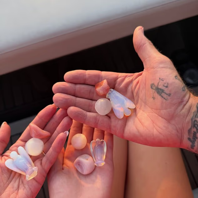 Vợ chồng David Beckham và Victoria hạnh phúc cùng ngắm nhật thực trên du thuyền hơn 560 tỷ đồng- Ảnh 3.