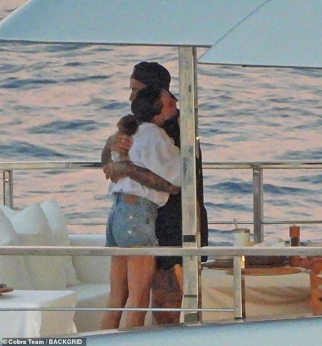 Paparazzi "tóm dính" David Beckham âu yếm con gái trên siêu du thuyền, Victoria khoe body nóng bỏng, nhan sắc tiểu thư Harper chiếm spotlight- Ảnh 1.