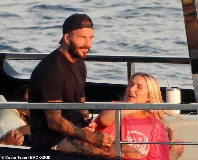 Paparazzi "tóm dính" David Beckham âu yếm con gái trên siêu du thuyền, Victoria khoe body nóng bỏng, nhan sắc tiểu thư Harper chiếm spotlight- Ảnh 5.
