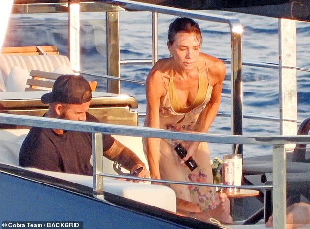 Paparazzi "tóm dính" David Beckham âu yếm con gái trên siêu du thuyền, Victoria khoe body nóng bỏng, nhan sắc tiểu thư Harper chiếm spotlight- Ảnh 2.