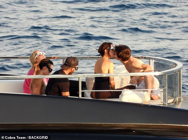 Paparazzi "tóm dính" David Beckham âu yếm con gái trên siêu du thuyền, Victoria khoe body nóng bỏng, nhan sắc tiểu thư Harper chiếm spotlight- Ảnh 9.