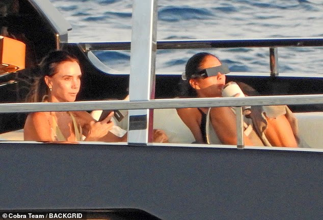 Paparazzi "tóm dính" David Beckham âu yếm con gái trên siêu du thuyền, Victoria khoe body nóng bỏng, nhan sắc tiểu thư Harper chiếm spotlight- Ảnh 3.