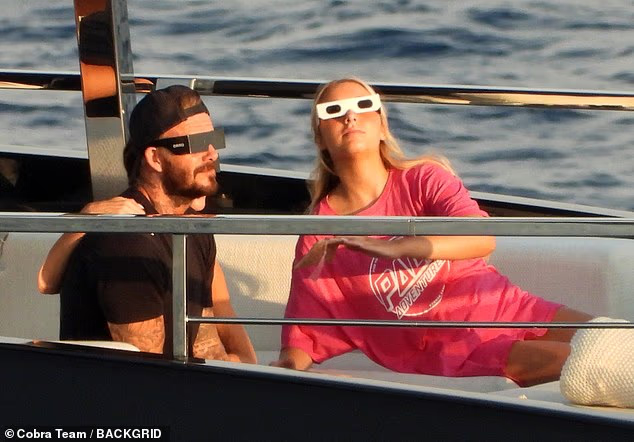 Paparazzi "tóm dính" David Beckham âu yếm con gái trên siêu du thuyền, Victoria khoe body nóng bỏng, nhan sắc tiểu thư Harper chiếm spotlight- Ảnh 7.