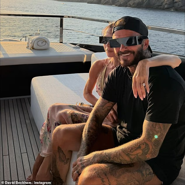 Vợ chồng David Beckham và Victoria hạnh phúc cùng ngắm nhật thực trên du thuyền hơn 560 tỷ đồng- Ảnh 1.