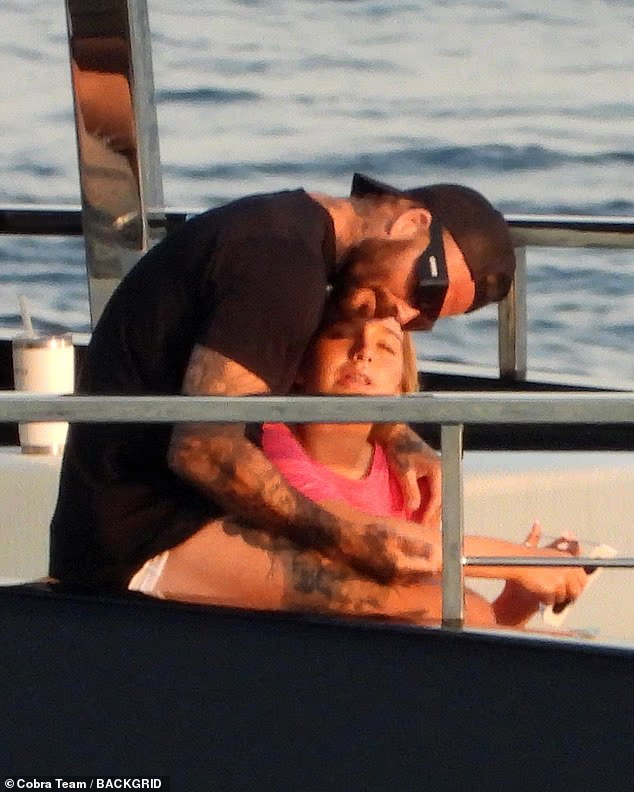 Paparazzi "tóm dính" David Beckham âu yếm con gái trên siêu du thuyền, Victoria khoe body nóng bỏng, nhan sắc tiểu thư Harper chiếm spotlight- Ảnh 4.
