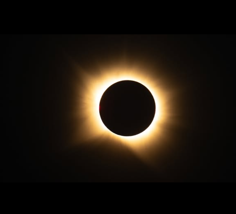 NASA công bố khoảnh khắc nhật thực toàn phần tuyệt đẹp từ độ cao 15.240 mét: Đây chính là sự trùng hợp kỳ diệu của vũ trụ - Ảnh 1.