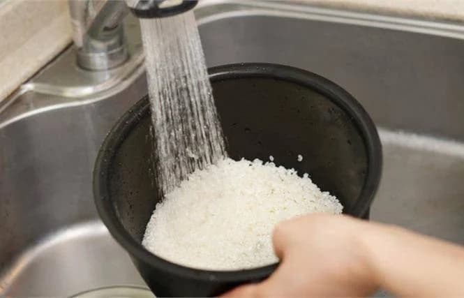 Vì sao nên vắt vài giọt nước chanh trước khi vo gạo nấu cơm?- Ảnh 1.