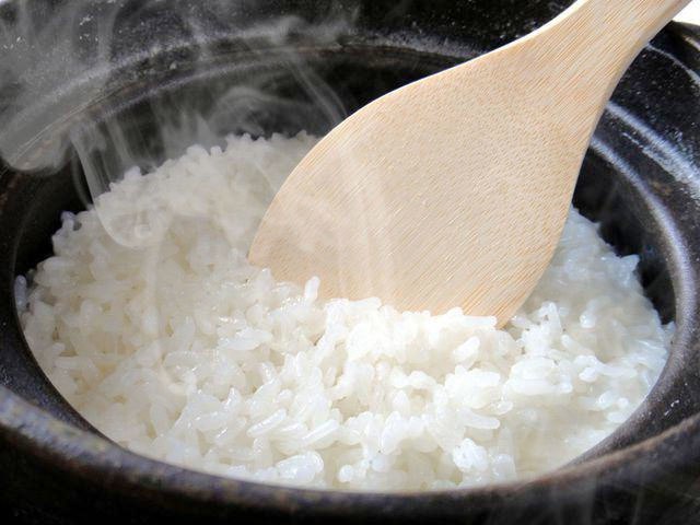 Vì sao nên vắt vài giọt nước chanh trước khi vo gạo nấu cơm?- Ảnh 3.