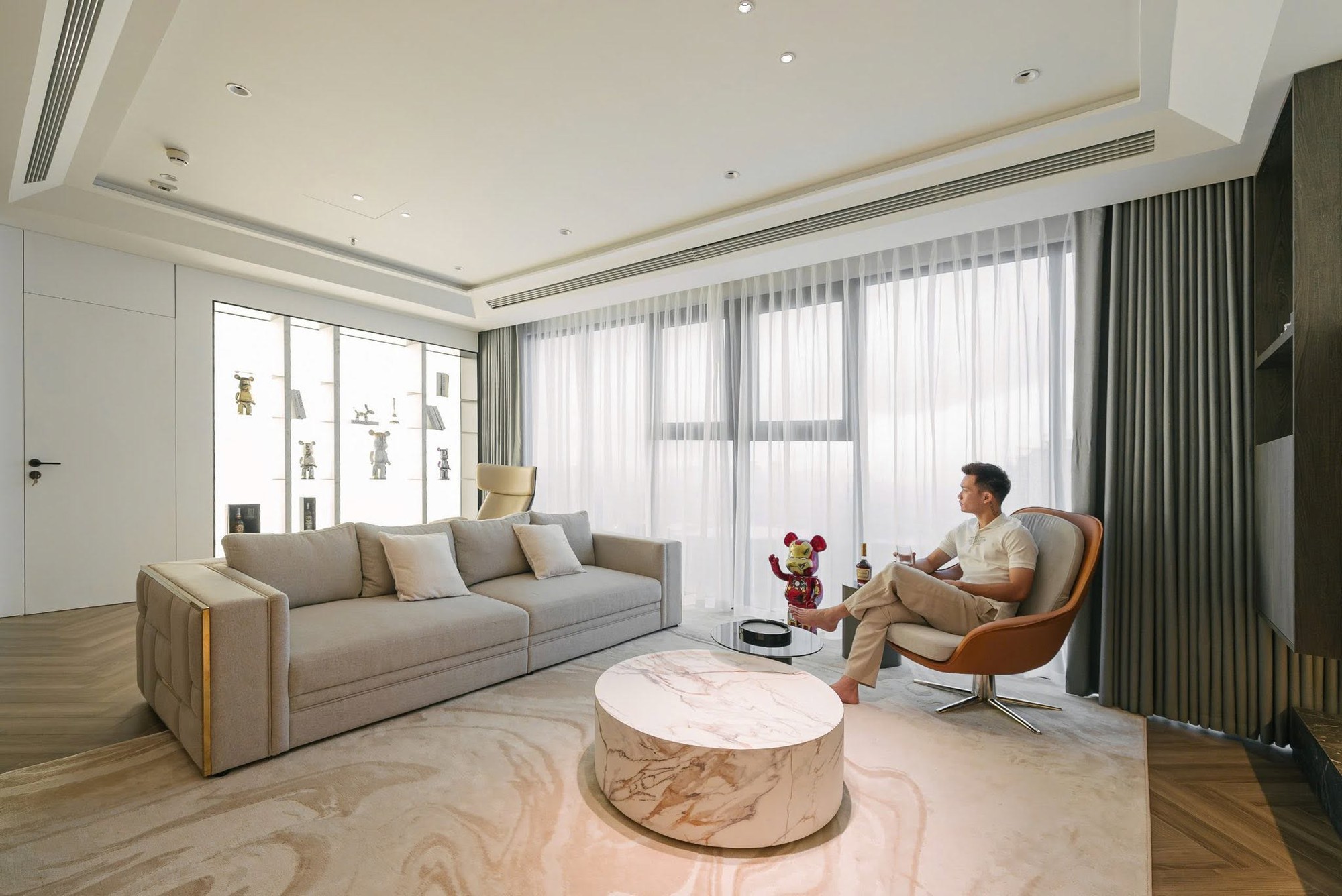 Cầu thủ tuyển Việt Nam 28 tuổi gi&agrave;nh 3 QBV, sở hữu khối t&agrave;i sản khủng nhưng t&igrave;nh duy&ecirc;n lận đận  - Ảnh 2.