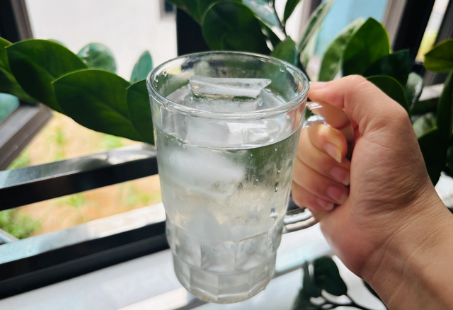 3 thói quen uống nước lạnh cần bỏ ngay- Ảnh 1.