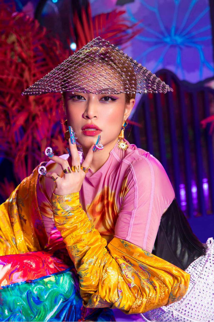 Tự h&agrave;o nghệ sĩ Việt l&agrave;m văn h&oacute;a v&ugrave;ng miền viral: C&ocirc; d&acirc;u Khmer Phương Mỹ Chi đẹp lộng lẫy, Ho&agrave;ng Th&ugrave;y Linh xưng vương với chất liệu T&acirc;y Bắc- Ảnh 33.