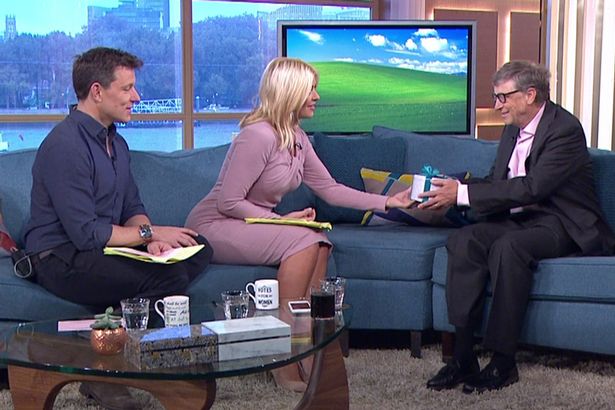 Bill Gates tặng nữ MC 1 tấm s&eacute;c v&agrave; bảo c&ocirc; điền bao nhi&ecirc;u tiền t&ugrave;y th&iacute;ch: B&agrave;i học đắt gi&aacute; từ vị tỷ ph&uacute; U80! - Ảnh 1.
