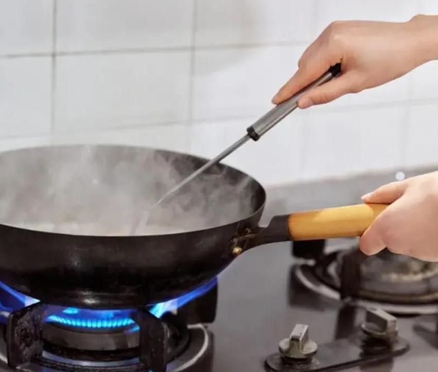 Tại sao kh&ocirc;ng n&ecirc;n tr&aacute;ng chảo gang bằng nước ngay sau khi nấu? - Ảnh 1.