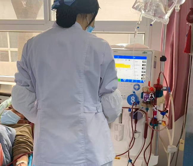 Nam doanh nh&acirc;n 47 tuổi suy thận giai đoạn cuối v&igrave; 1 h&agrave;nh động rất nhiều người "quen tay" mỗi khi đau đầu - Ảnh 4.